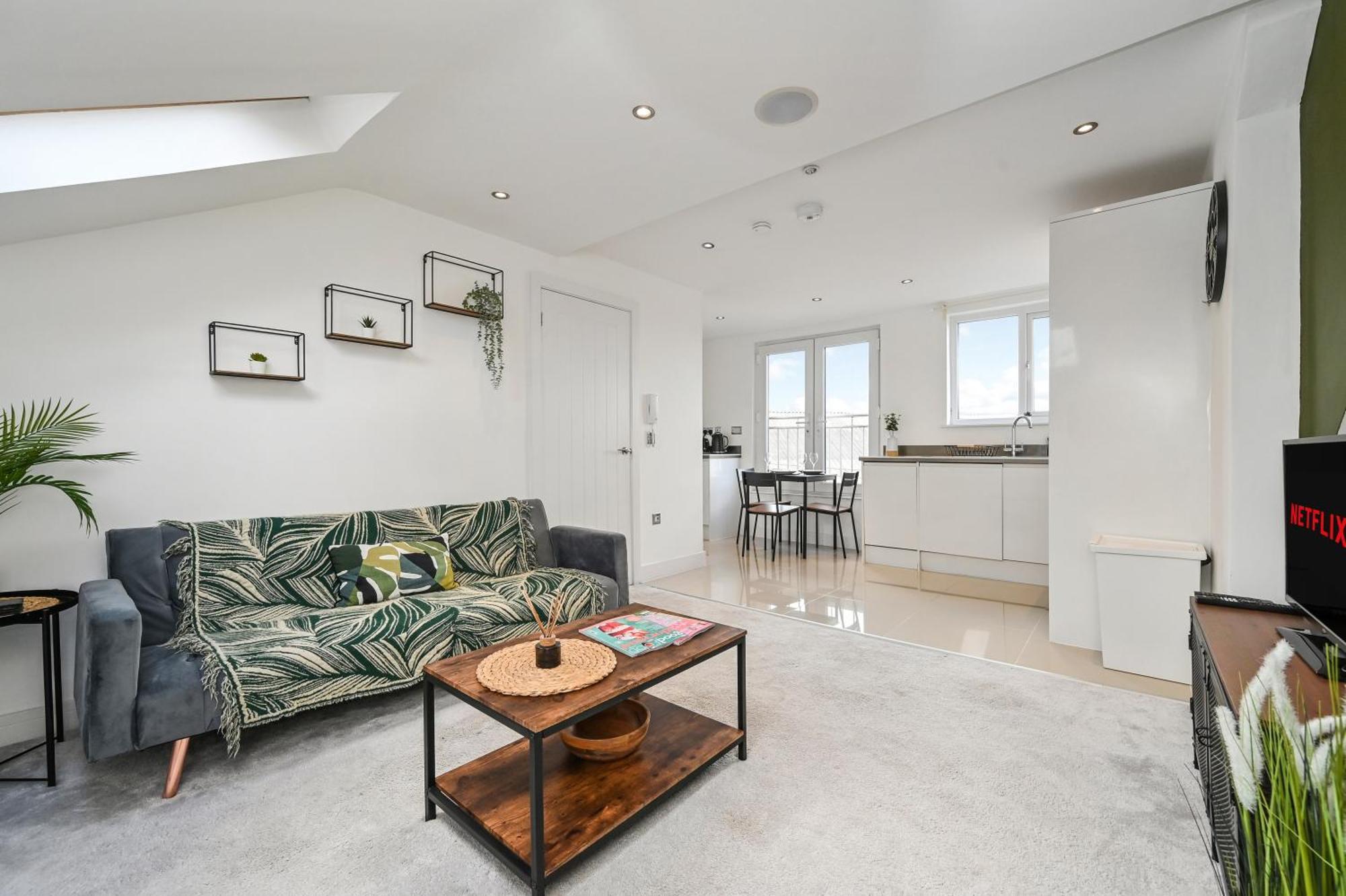Family 1 Bed Apt Near Cardiff City Centre, Free Parking, Quiet, Secure Neighbourhood Exterior photo